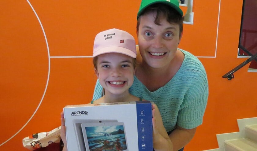 Jolijn Sessink die de tablet bij de afsluiting van Wiesneus won, samen met haar moeder Ilona. Foto: Josée Gruwel