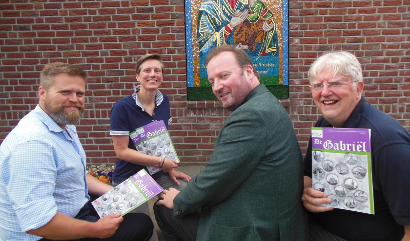 Pastoor Jurgen Jansen te midden van v.l.n.r. Edwin Zweers (Historische Kring Bergh), Augustine van Ree (bestuurslid Parochie H. Gabriël) en Jan Beursken (Oudheidkundige Vereniging Didam). Van de Oudheidkundige Vereniging Wehl was niemand tijdens de presentatie van het bewaarnummer aanwezig. Foto: Er