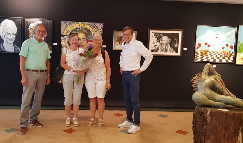 Nelleke Hoogstraten en Carla van der Woude-de Jong (midden) werden door Rob Teunissen (r) en René Swienink gefeliciteerd. Foto: PR.