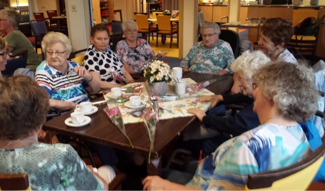 De bewoners met de bloemen van Bloem & Dingetjes. Foto: PR.