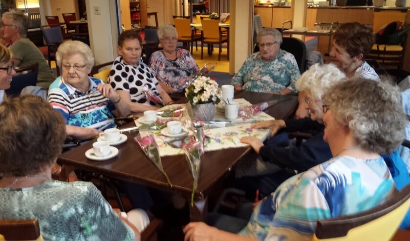 De bewoners met de bloemen van Bloem & Dingetjes. Foto: PR.