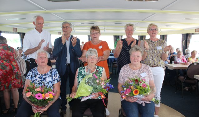 Het bestuur met de drie jubilarissen. Foto: Marlous Velthausz
