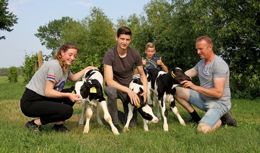 Syta, Kars, Yse en vader Edwin met het jonge drietal. Foto: Liesbeth Spaansen