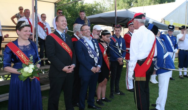Huldiging van de nieuwe Kringkoning Paul van Koert (blauwe sjerp) van De Eendracht uit Wehl tijdens de Kringdag in Lievelde. Foto: Jos Betting