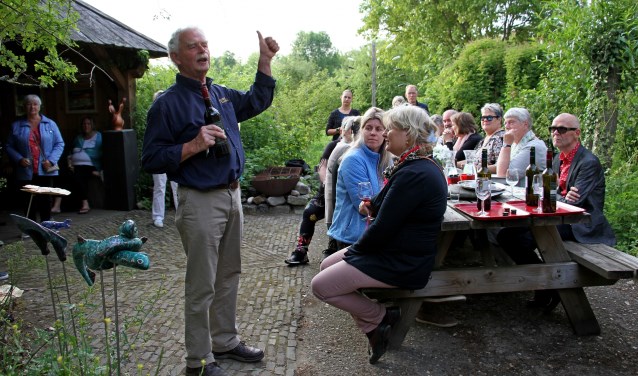 Henk Takken van Wijngoed Kranenburg vertelt de kunstenaars van de kunst4daagse over zijn wijnen. Foto: Achterhoekfoto.nl/Liesbeth Spaansen