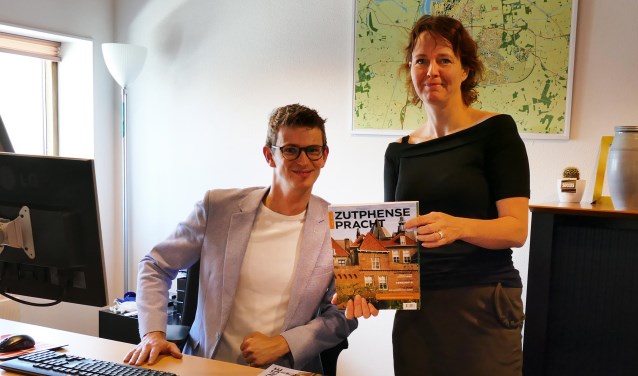 Hoofdredacteur Brigiet Bluiminck wethouder Mathijs ten Broeke op zijn werkkamer met de nieuwste editie van Zutphense Pracht. Foto: PR