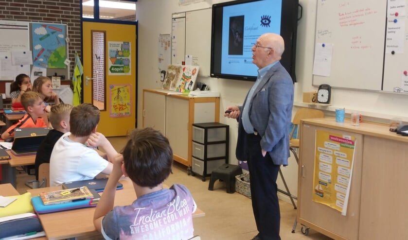 Bert Woudstra vertelt over zijn herinneringen aan de oorlog. Foto: Sonja Grooters