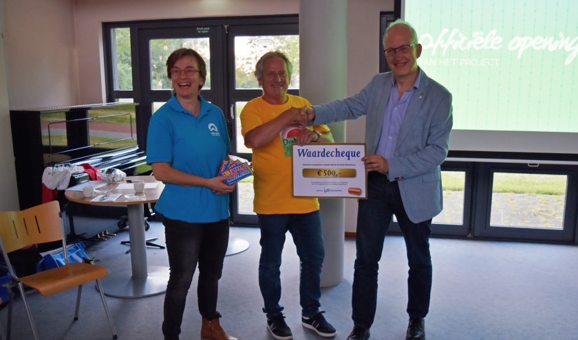Wethouder Langeveld overhandigt de cheque. Foto: PR