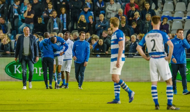 Invaller Delano Burgzorg is zojuist opgeraapt door enkele teamgenoten en trainer Richard Roelofsen (l) na de degradatie tegen Sparta. Foto: Graafschap Media