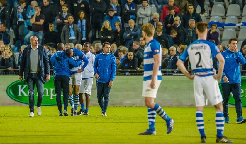 Invaller Delano Burgzorg is zojuist opgeraapt door enkele teamgenoten en trainer Richard Roelofsen (l) na de degradatie tegen Sparta. Foto: Graafschap Media