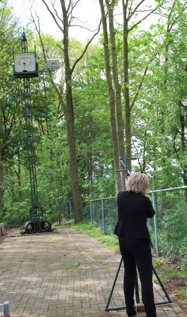 De schietmasten op het terras van de Sociëteit. Foto: Marlous Velthausz