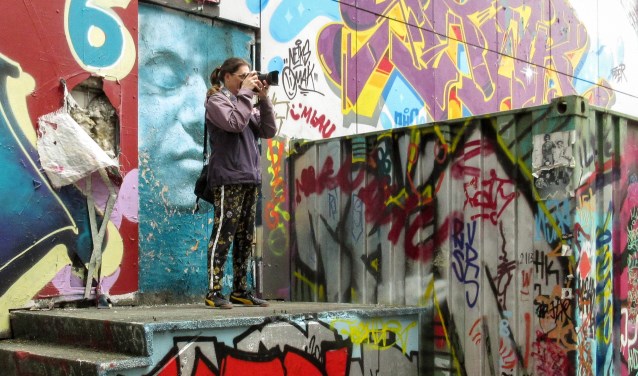 Janette van Egten bezig met een grote hobby: fotograferen. Foto: Marc Stronks
