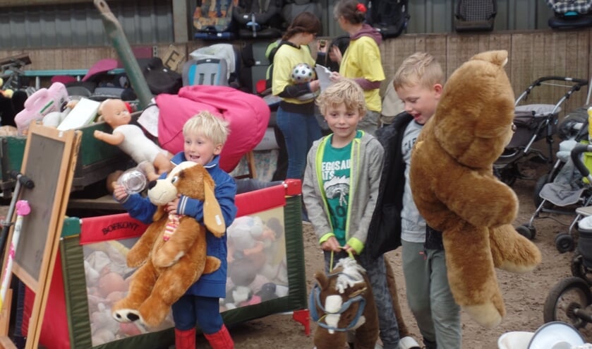 Deze kinderen gingen op de rommelmarkt met met hun gekochte knuffels huiswaarts. Foto: Jan Hendriksen.