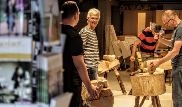 De deelnemers aan de cursus klompen maken aan de slag in de nieuwe werkplaats in de voormalige buurtsuper. Foto: Luuk Stam