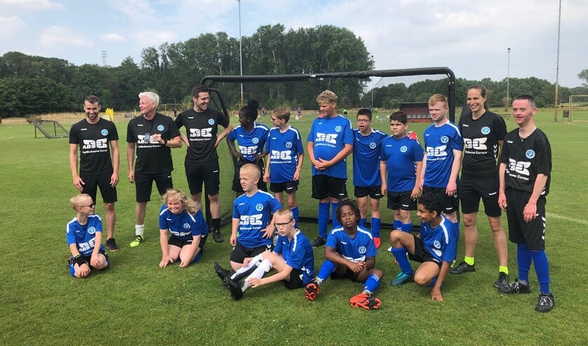 Spelers en staf van het G-team van De Graafschap. Foto: Miriam Szalata