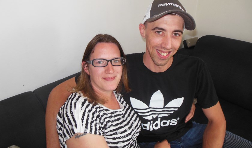 Marina van Beele en Jochem Diesvelt hebben het voortouw genomen om ‘Bekende Didammer’ Chris Scheffer een hart onder de riem te steken. “Hij verdient het!” Foto: Eric Klop