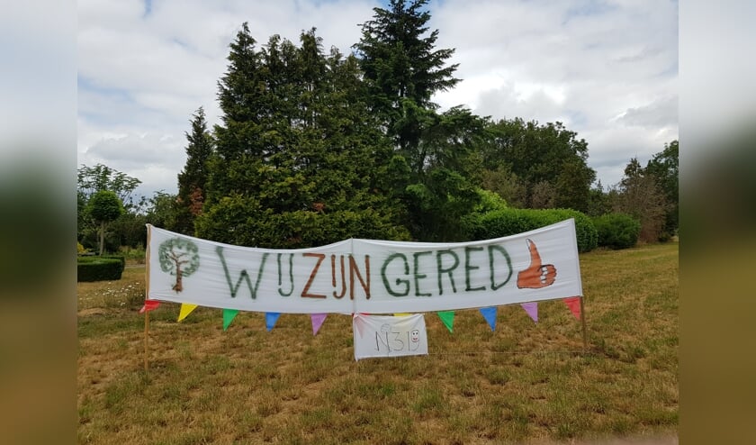 De spandoeken zijn geplaatst om de Ruurloërs te bedanken voor de steun aan het burgerinitiatief voor het behoud van de honderden bomen langs de Groenloseweg. Foto: PR.