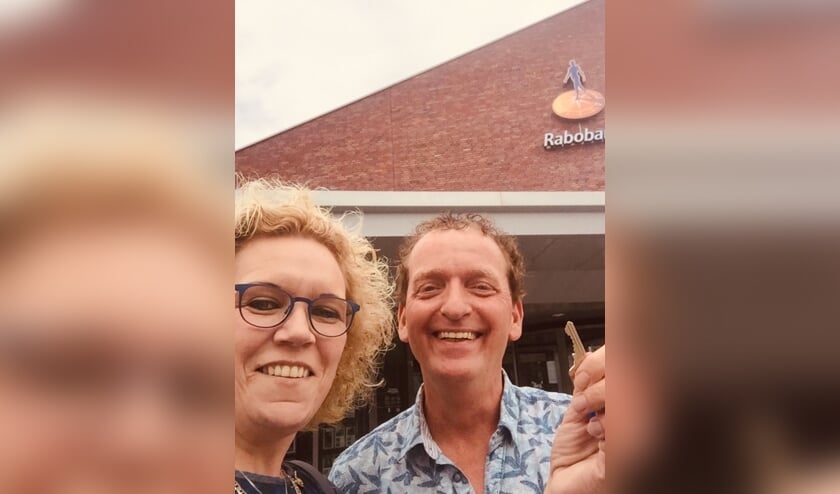 John en Monique van der Voort met de sleutel van het Rabobank pand in Vorden die is overgedragen aan het Zelhemse echtpaar. Foto: PR.
