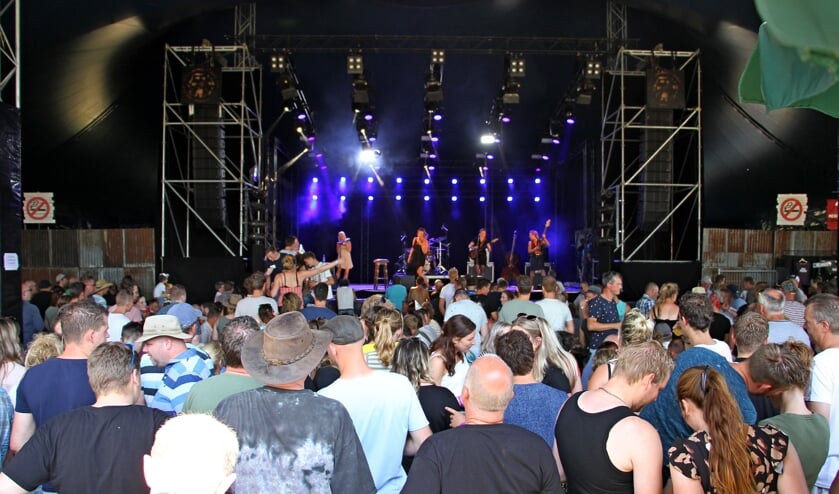 De dames van Bootleg Betty speelde een stevig stuk rockabilly, pop, country en rock-'n-roll. Foto: Achterhoekfoto.nl/Liesbeth Spaansen