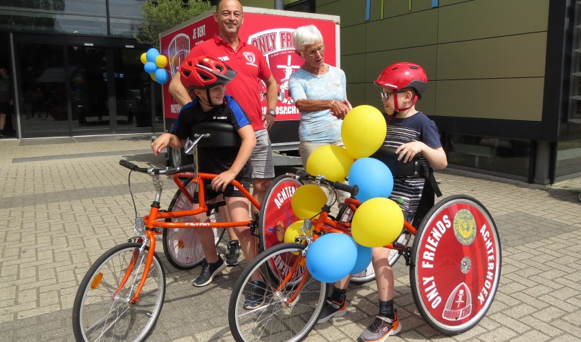 Voorzitter Ankie Beugel van de Soroptimisten maakt Ton Seegers en de kids Daan en Daan van Only Friends Achterhoek blij met een tweede racerunner. Foto: Josée Gruwel