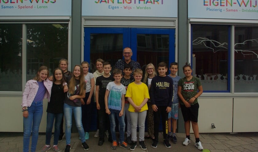 Tom Meeusen met een aantal leerlingen van groep 8. Foto: Mirjam Rensink