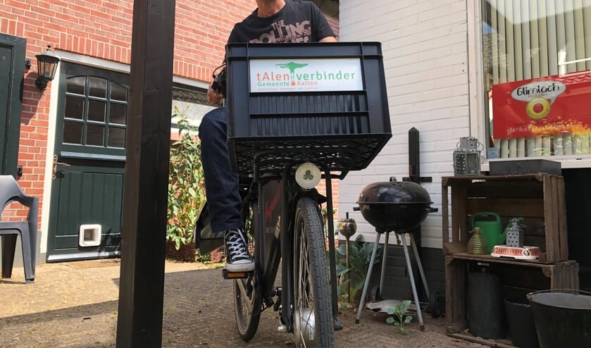 Richard Jongetjes, met zijn vaste vervoermiddel: de Talentverbinderfiets. Foto: Miriam Szalata