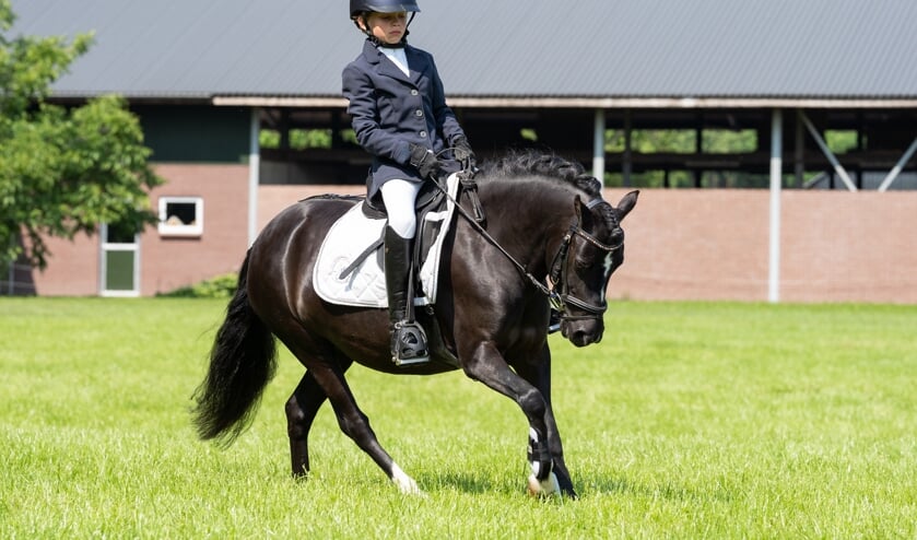Vycho Lurvink in actie met zijn pony Ely. Foto Jennifer Grosman Fotografie