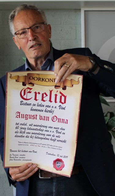 August van Onna met de oorkonde. Foto: John van der Kamp