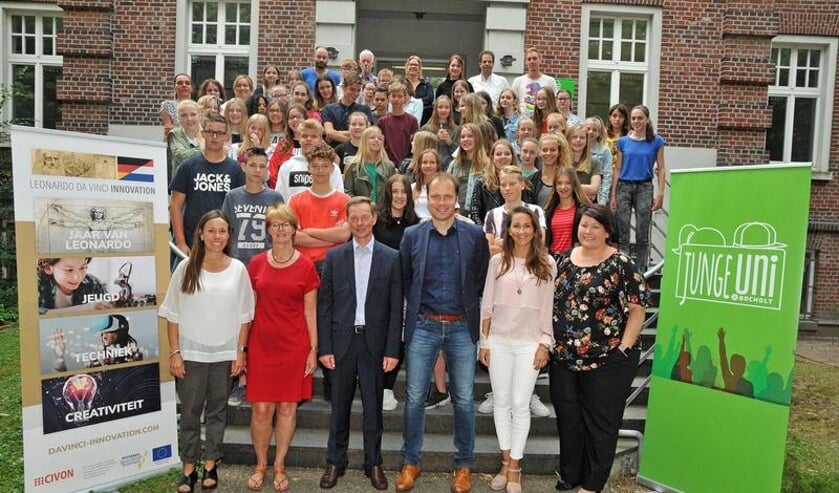 De leerlingen met op de eerste rij onder andere wethouder Hans te Lindert. Foto: Bruno Wansing