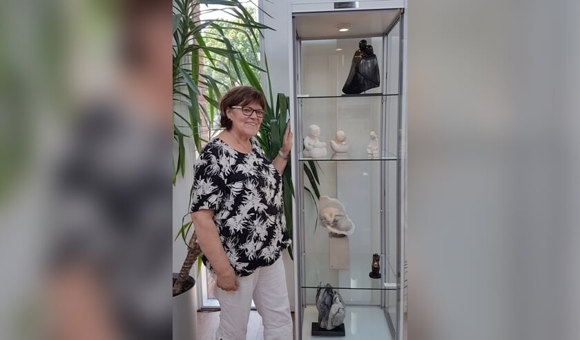 Nell van de Looij bij de vitrine met haar werk. Foto: PR