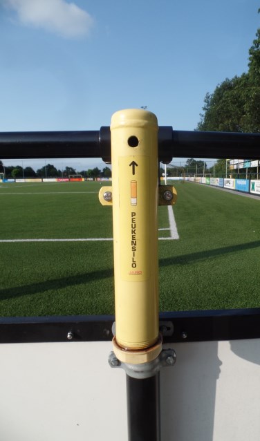 De peukensilo's die nu nog rondom het hoofdveld van sportpark 't Rikkelder hangen zullen op termijn bij een rookvrij sportpark 't Rikkelder verdwijnen. Foto: Jan Hendriksen.