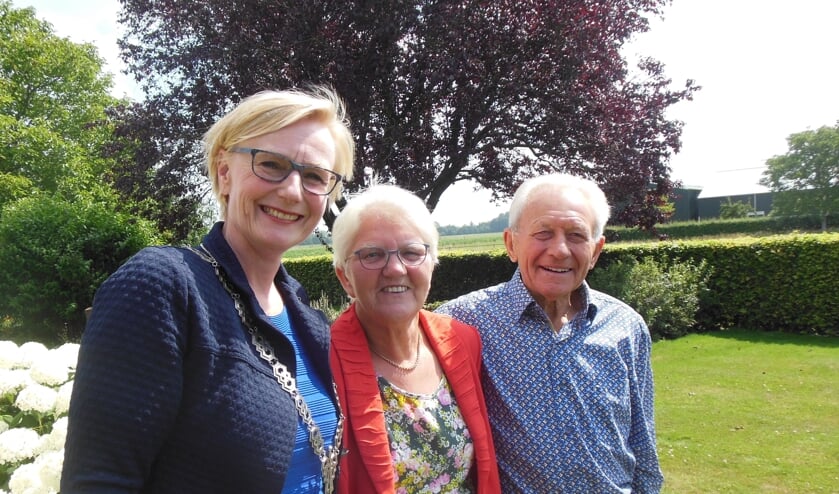 Henny en Gerrit Harenberg kregen 17 juli bezoek van burgemeester Marianne Besselink. Zij feliciteerde het stel met hun diamanten bruiloft. Foto: Eric Klop