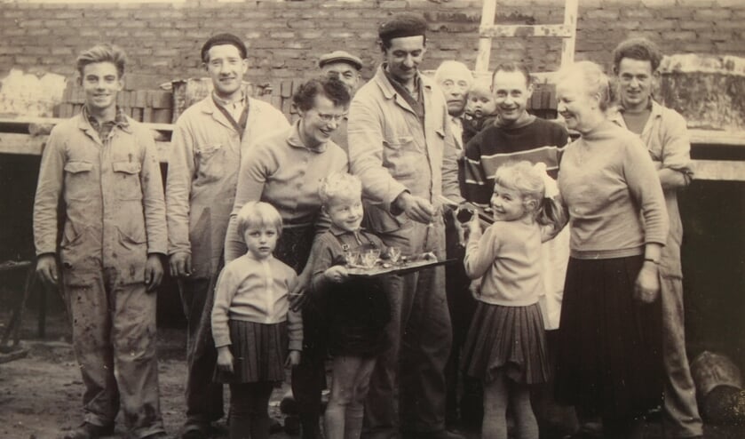 De eerste steenlegging van het restaurant door de familie Nijenhuis. Middenvoor Hein, rechtsvoor Annemarie. In de donkere trui vader Nijenhuis, daarachter opa Nijenhuis. Foto: archief familie Nijenhuis