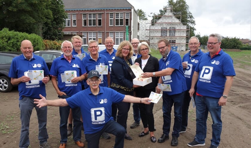 De wethouder bracht gebak voor de parkeerhulpen. Foto: Clemens Bielen