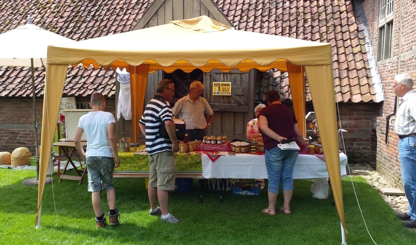 De imkers geven graag informatie over hun hobby. Foto: PR
