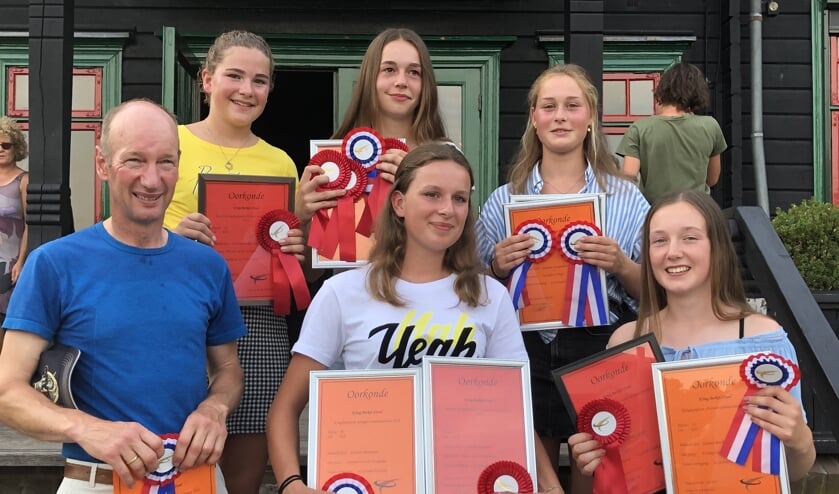 V.l.n.r.: de kampioenen en reservekampioenen van Kring Berkel IJssel: Fabienne Berendsen, Vivian Schiphorst, Jasmijn Swennenhuis, Eddie Brinkman, Lisanne Berendsen en Kirsten Brinkman. Lynn Kruitbosch ontbreekt op de foto. Foto: Danielle Brinkman