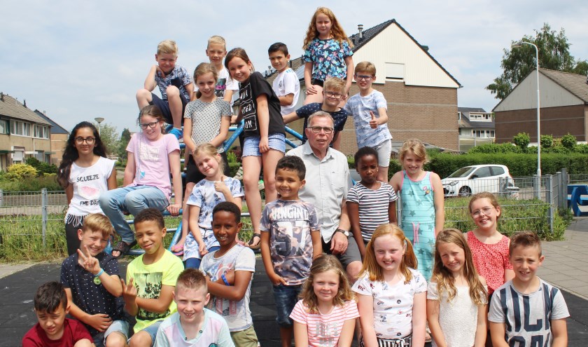 Meester Wim wordt omringd door zijn leerlingen van groep 5a. Foto: Marlous Velthausz