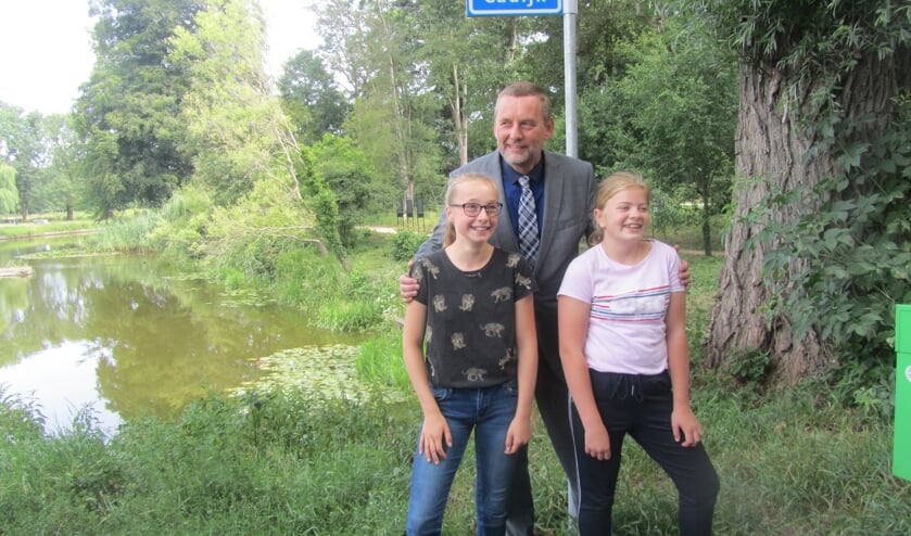 Samen met twee leerlingen van 't Bastion onthulde de burgemeester een nieuwe straatnaam. Foto: Bernhard Harfsterkamp