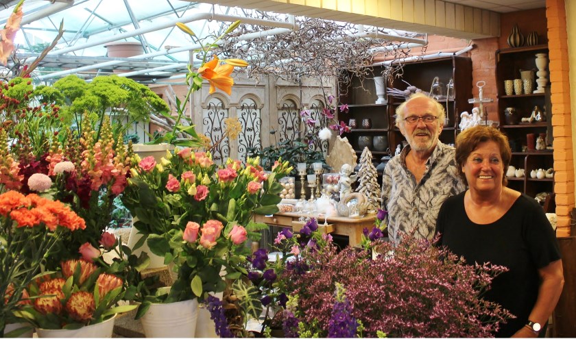 Marja en Theo nog tussen de bloemen. Foto: Marlous Velthausz