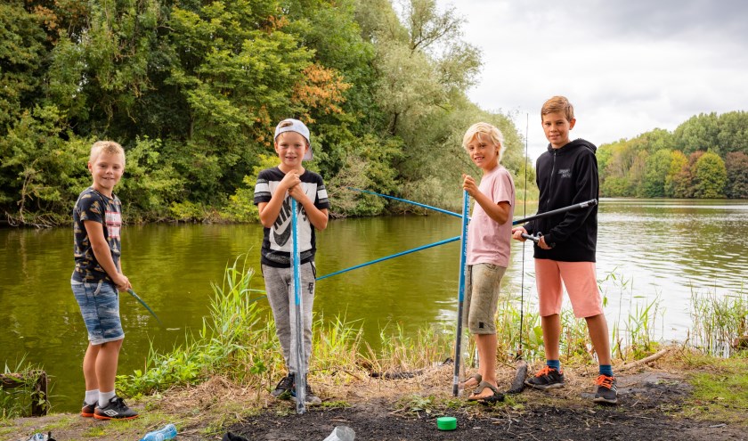 Kinderen kunnen ook zélf vissen tijdens de ZomerVISkaravaan. Foto: Frank van der Burg