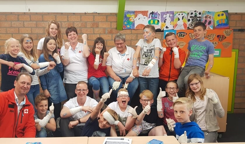 De leerlingen met hun instructeurs. Foto: PR