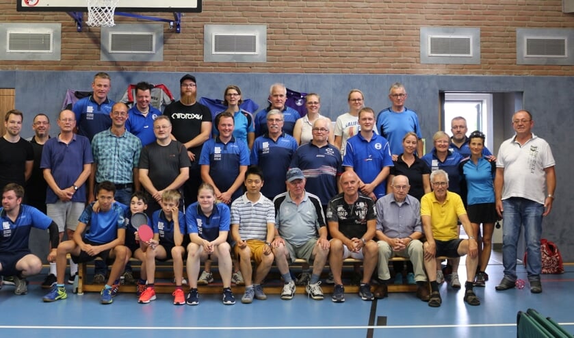 De toernpoideelnemers met enkele spelers uit de vijftigjarige geschiedenis van de club / Die Turnier-Teilnehmer zu sehen mit einigen weiteren ehemaligen Spielern der 50-jährigen Vereinsgeschichte. Foto: PR