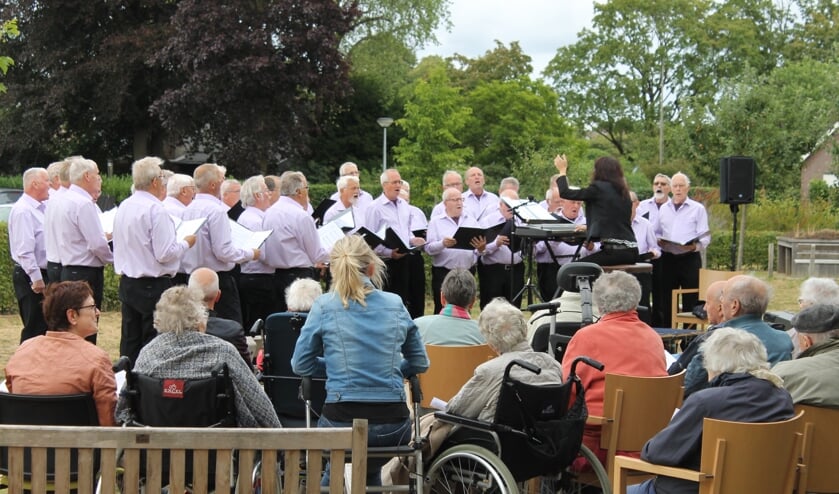 Ondanks het frisse weer genoten de toehoorders van het concert. Foto: Kristel te Bokkel