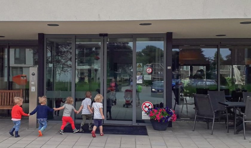 De kinderen van Juut & Co gaan op bezoek bij ouderen van De Bleijke. Foto: PR