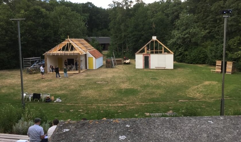 Er werd vorige week nog druk gewerkt aan het decor voor het openluchtspel in Borculo. Foto: PR.