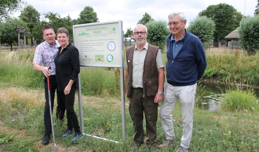 Albert en Helga Stoverink links naast het bord, samen met Herman Simmelink en Frans ter Bogt (rechts). Foto: Lydia ter Welle