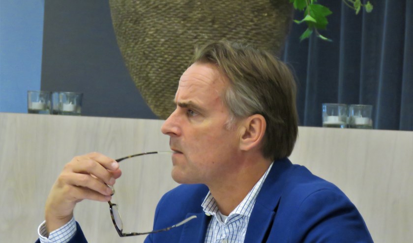 Amphion-directeur Charles Droste luistert aandachtig toe in de raadvergadering. Foto: Bert Vinkenborg
