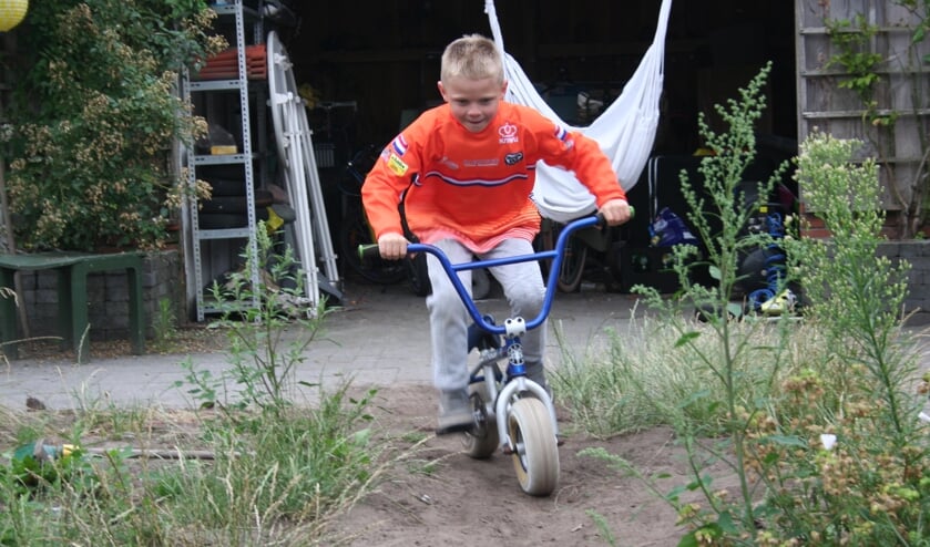 Stijn oefent op zijn oude fiets in de achtertuin. Foto: Verona Westera