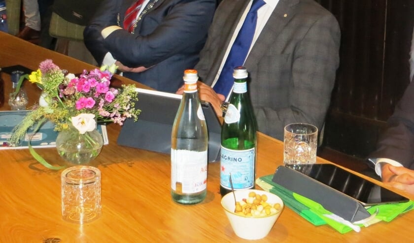 Burgemeester Bengevoord en de commissaris volgen aandachtig de presentaties. Foto: Bernhard Harfsterkamp