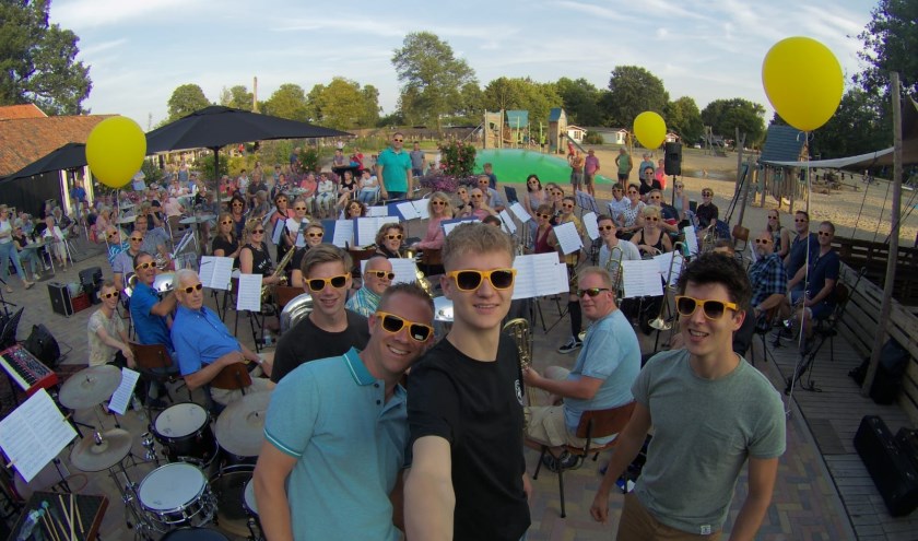 Het orkest tijdens Zomerglimp 2018 op het terras van De Twee Bruggen. Foto: PR